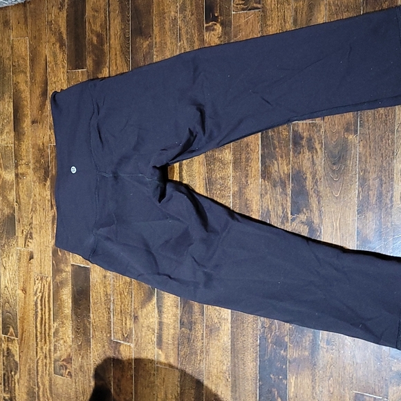 Lululemon  sz 8 black cropped legging in perfect like new condition, barely worn - Picture 2 of 2